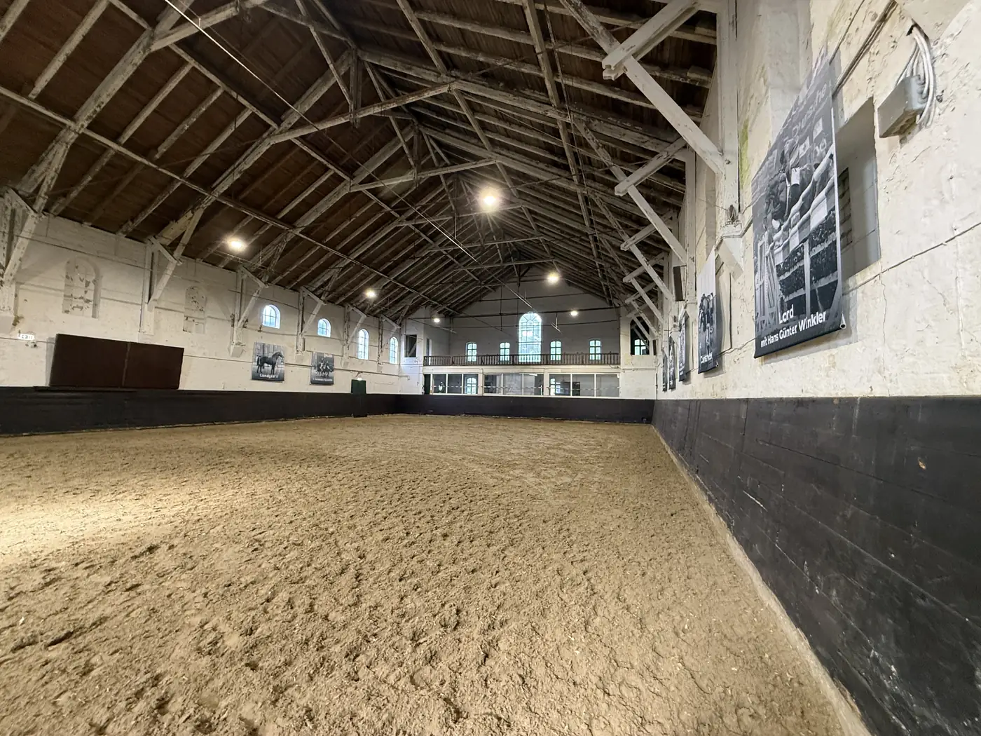 Blick in die denkmalgeschützte Alte Reithalle von 1894 auf der Verbandsanlage des Holsteiner Verbandes in Elmshorn